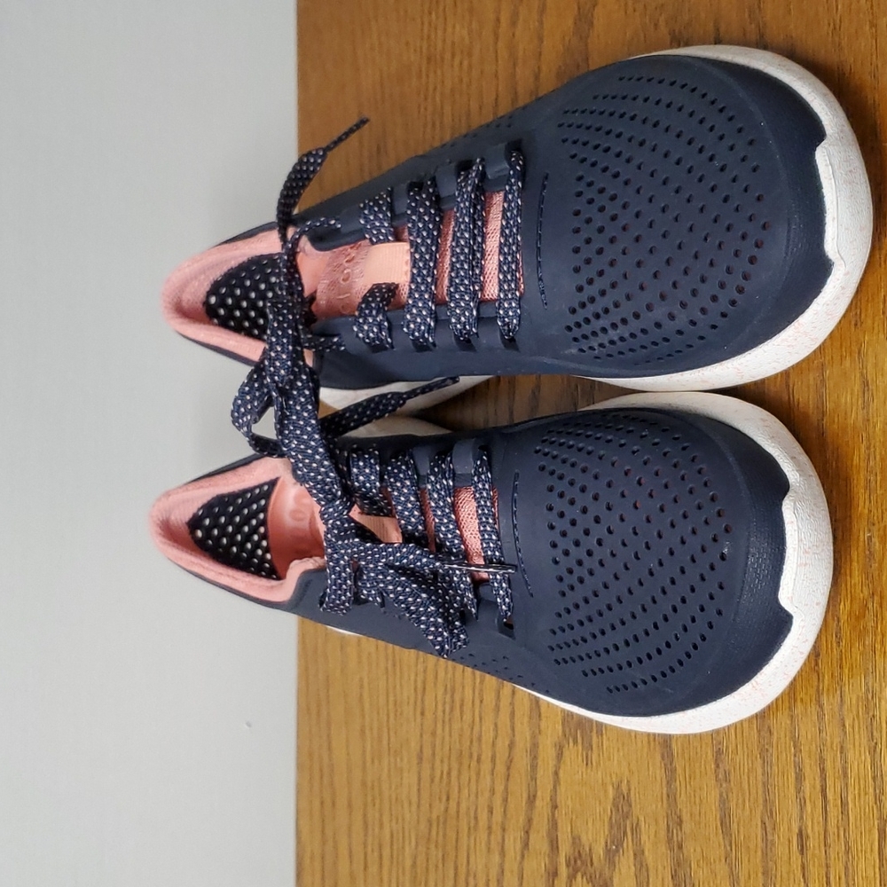 NEW Crocs Lite Ride Pacer womens size 7 Navy/Peach New, no tags